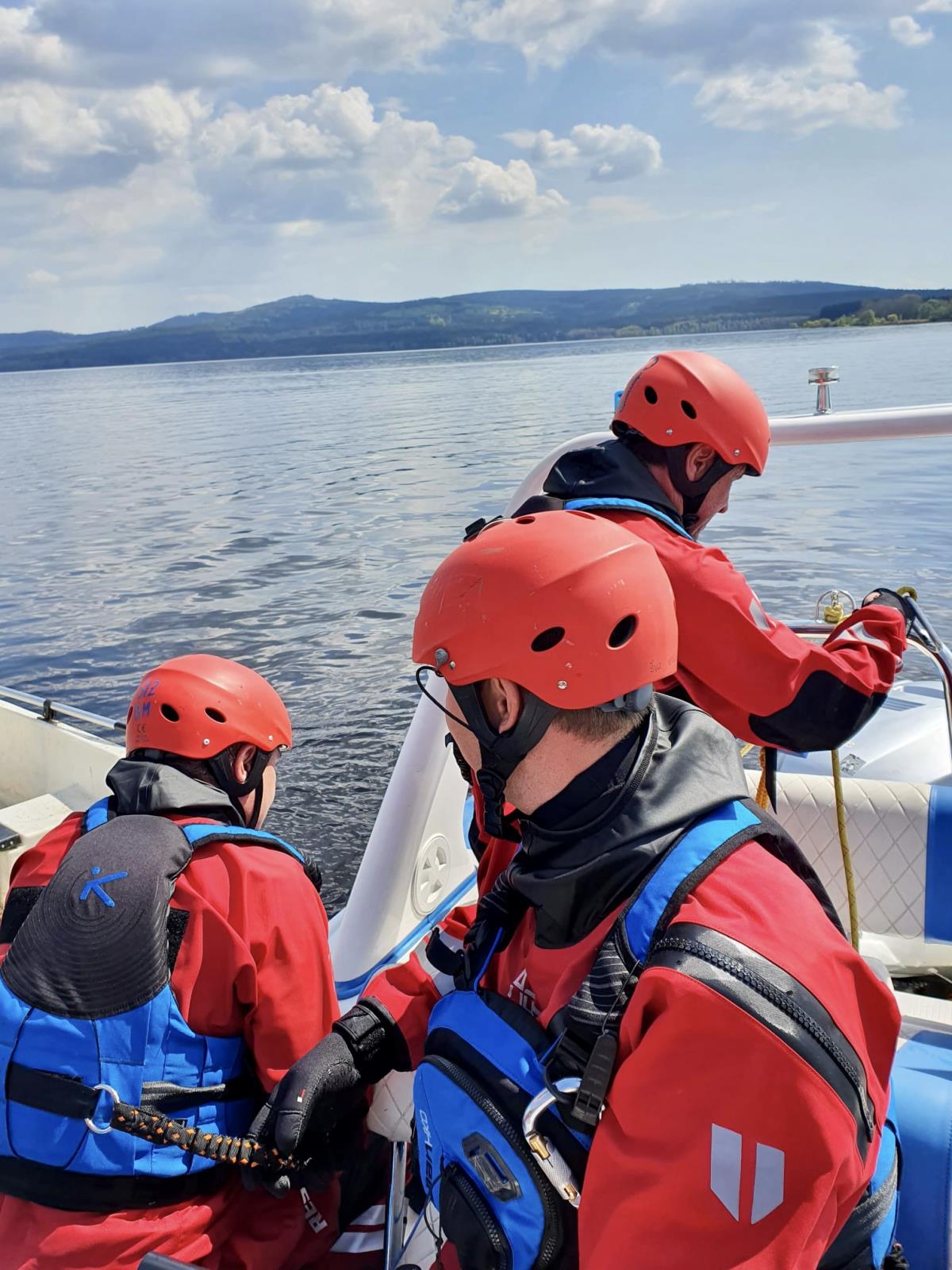 Příprava na vlečení plavidla za motorovým člunem na laně v průběhu výcviku instruktorů pro práci na vodní hladině, který probíhal 9. až 12. května 2022 na Lipně.jpg
