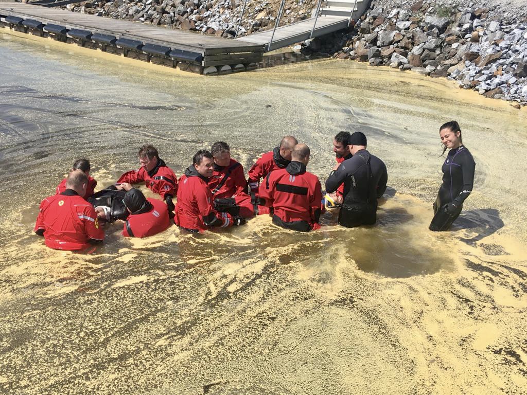Příprava zachraňovaného na stabilizační desce Ferno ve vodě v průběhu výcviku instruktorů pro práci na vodní hladině, který probíhal 9. až 12. května 2022 na Lipně.jpg