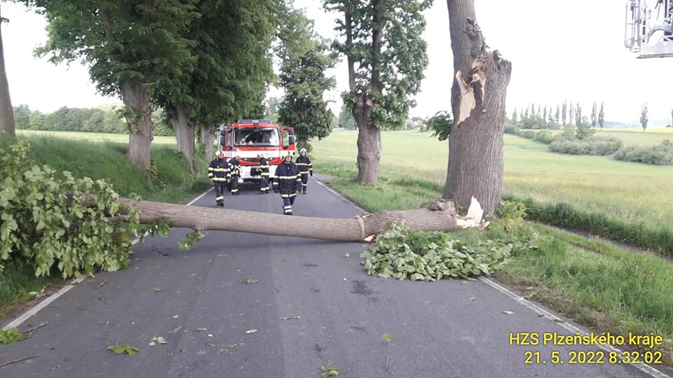 PLK_ČR zasáhly silné bouřky_hasiči v Plzeňském kraji měli plné ruce práce s odklízením popadaných stromů.jpg