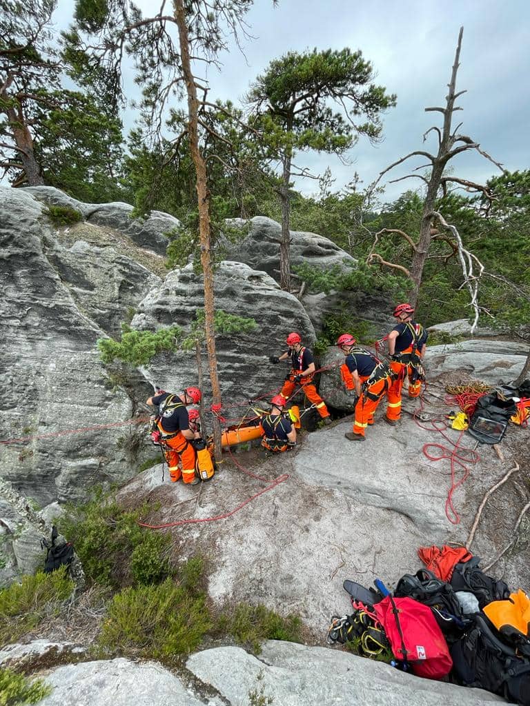011 - výcvik lezecké skupiny Adršpach.jpg