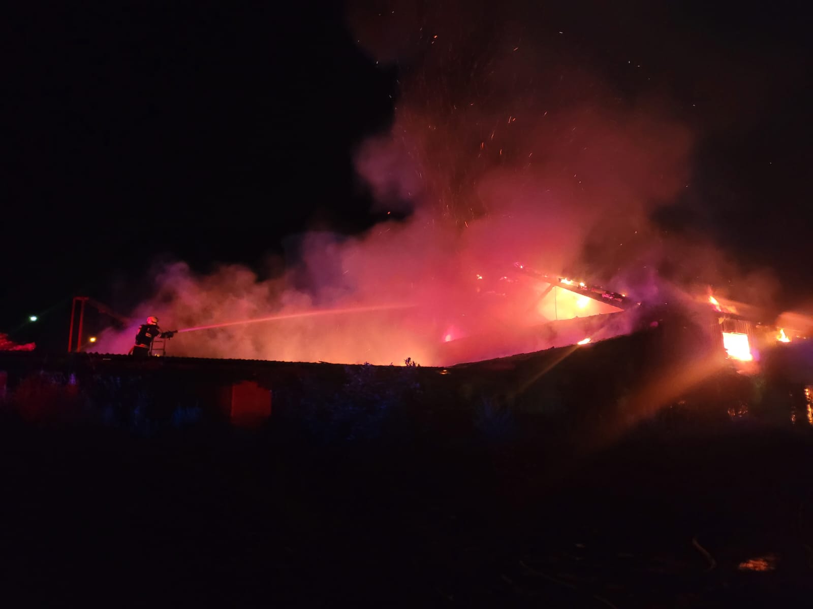 001-Požár ve výkupně kovového odpadu v bývalém areálu Poldi Kladno.jpeg