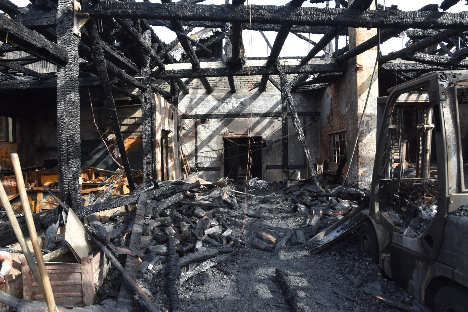 042-Požár ve výkupně kovového odpadu v bývalém areálu Poldi Kladno.JPG