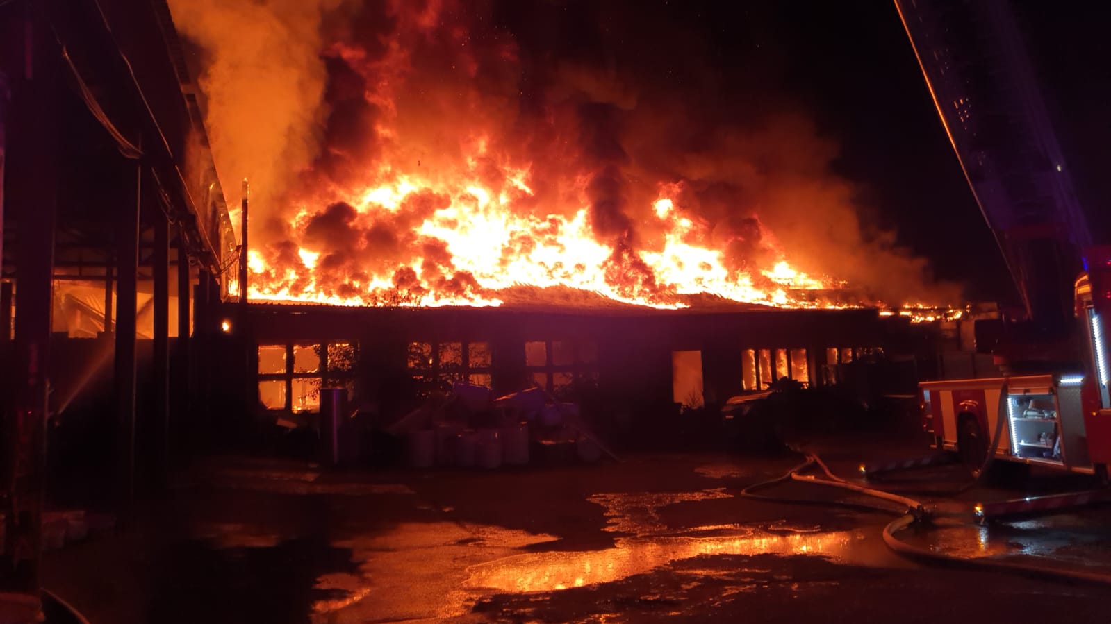 016-Požár ve výkupně kovového odpadu v bývalém areálu Poldi Kladno.jpeg