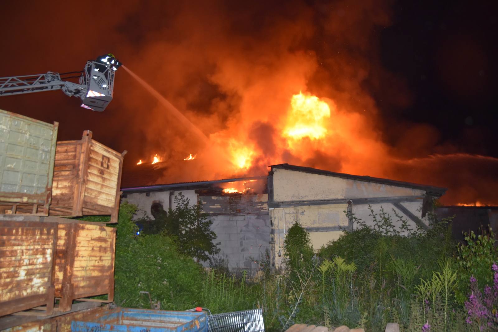 022-Požár ve výkupně kovového odpadu v bývalém areálu Poldi Kladno.JPG