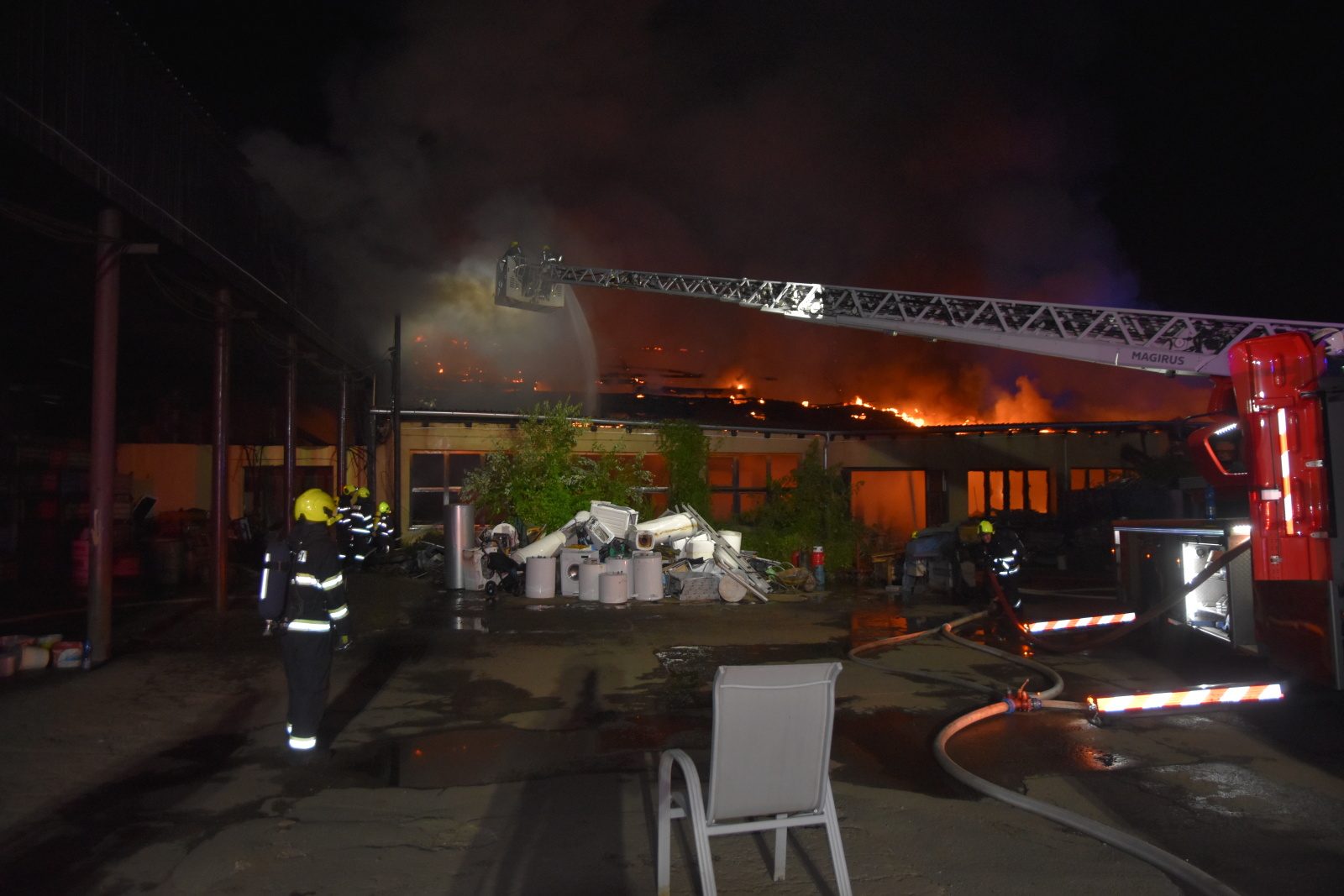 031-Požár ve výkupně kovového odpadu v bývalém areálu Poldi Kladno.JPG