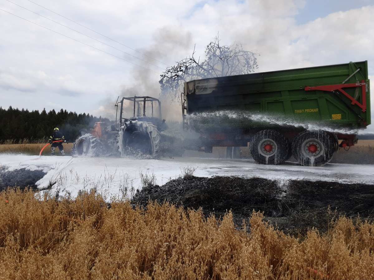 Požár traktoru u obce Kunemil na Havlíčkobrodsku.