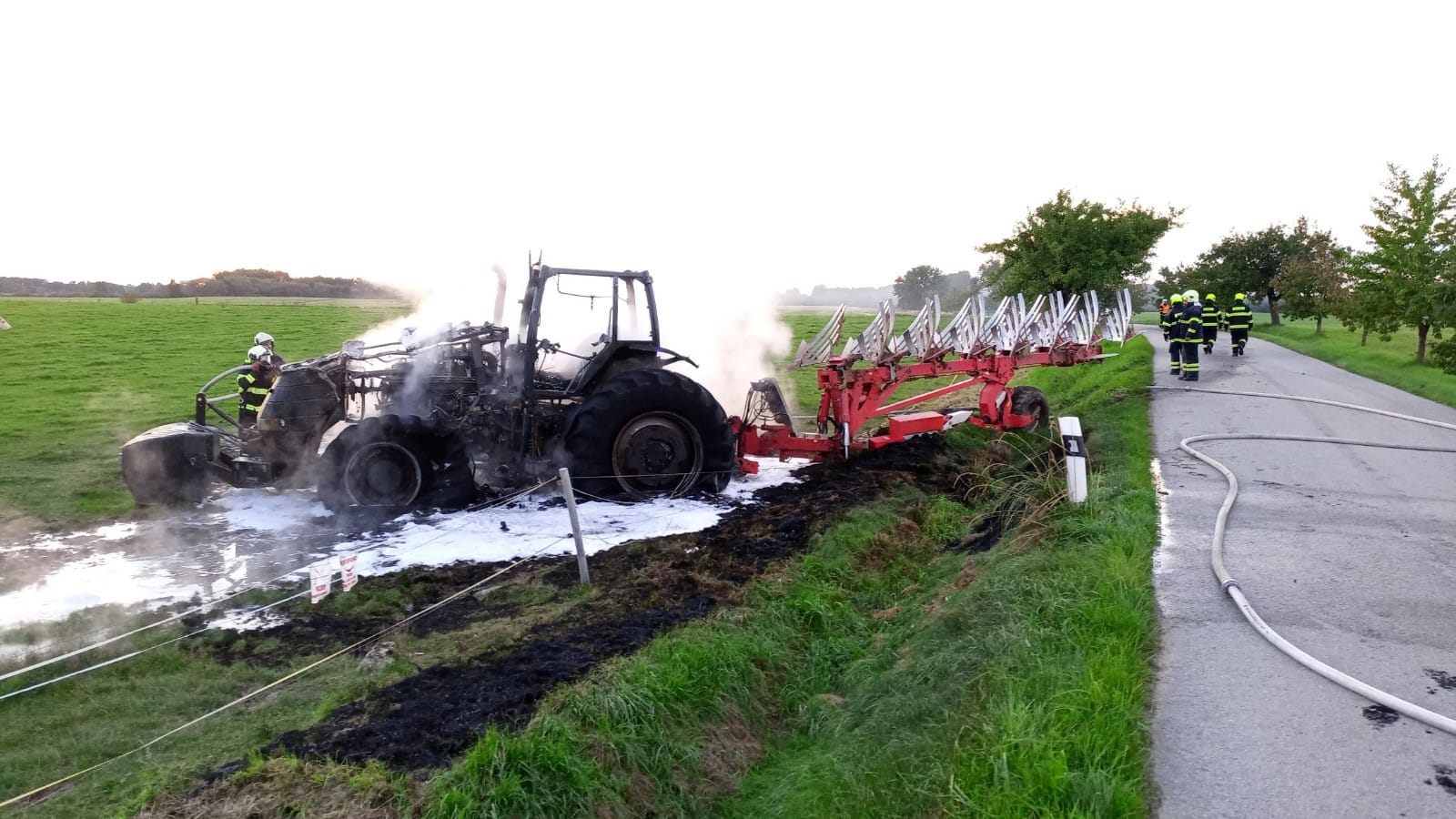Požár traktoru, Břilice - 13. 9. 2022 (2).jpg