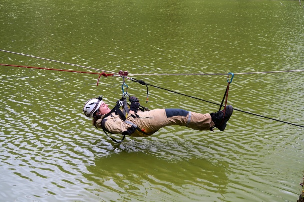 Kynoložka dopravující se pomocí lanového traverzu přes vodní hladinu .jpg
