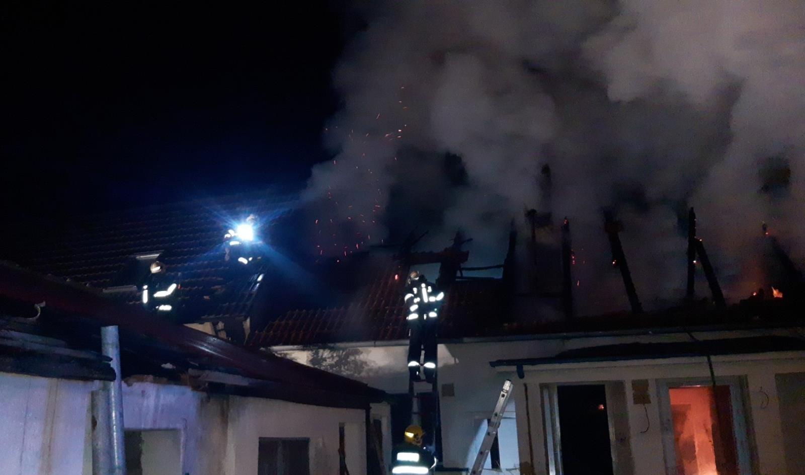003-Noční požár rodinného domu v Šestajovicích.jpg