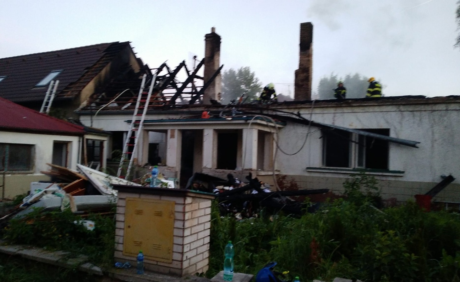 008-Noční požár rodinného domu v Šestajovicích.jpeg