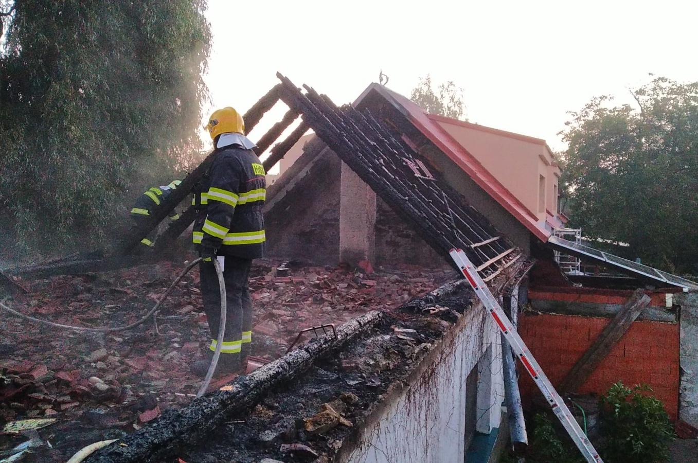 009-Noční požár rodinného domu v Šestajovicích.jpeg