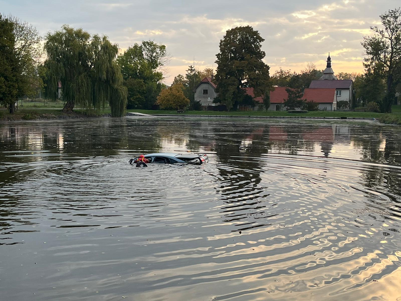 002-Výlov osobního automobilu z rybníka v obci Štolmíř.jpeg