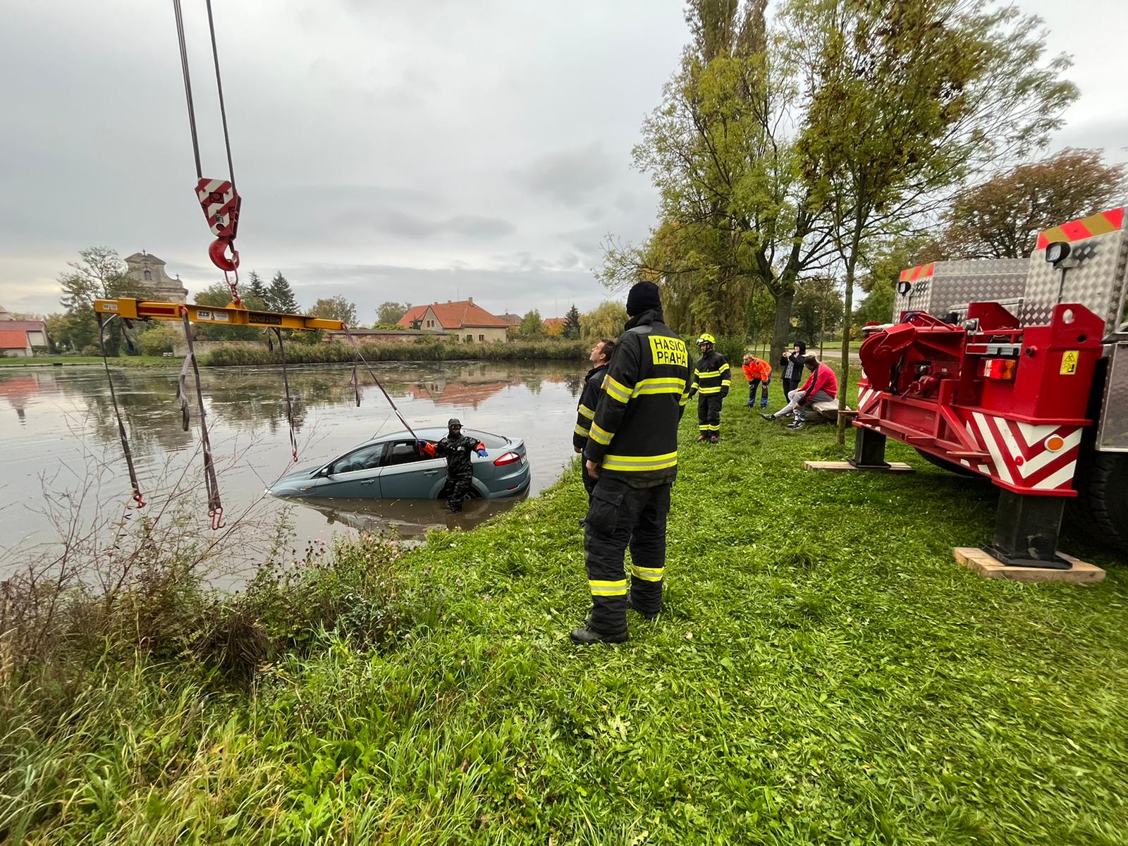 009-Výlov osobního automobilu z rybníka v obci Štolmíř.jpeg