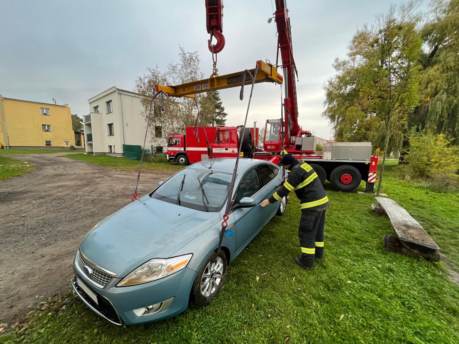 017-Výlov osobního automobilu z rybníka v obci Štolmíř.jpeg