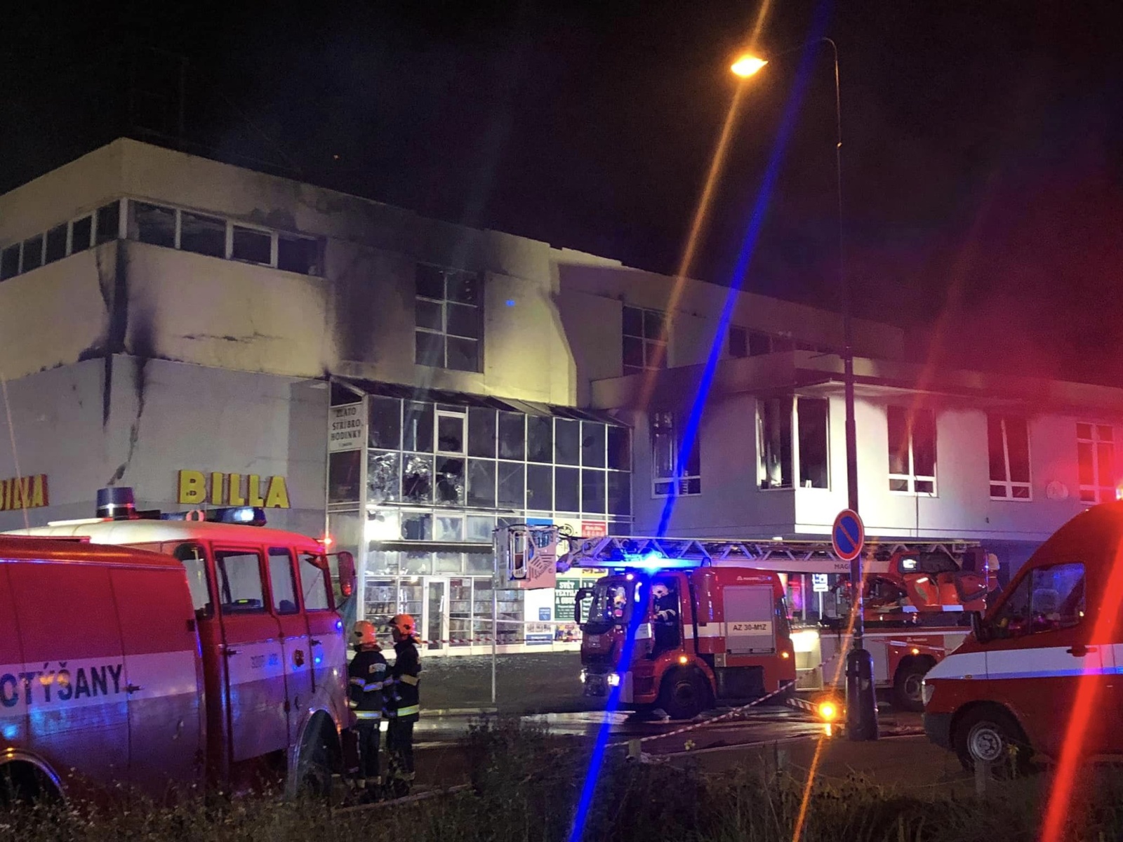 004-Požár obchodního domu v centru Benešova.jpg