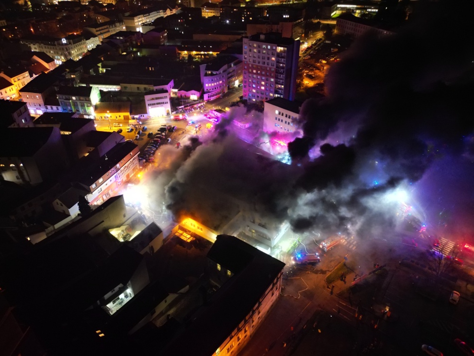 009-Požár obchodního domu v centru Benešova.JPG