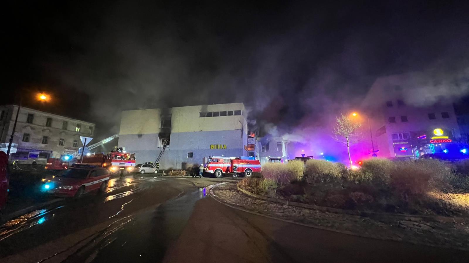 011-Požár obchodního domu v centru Benešova.jpeg