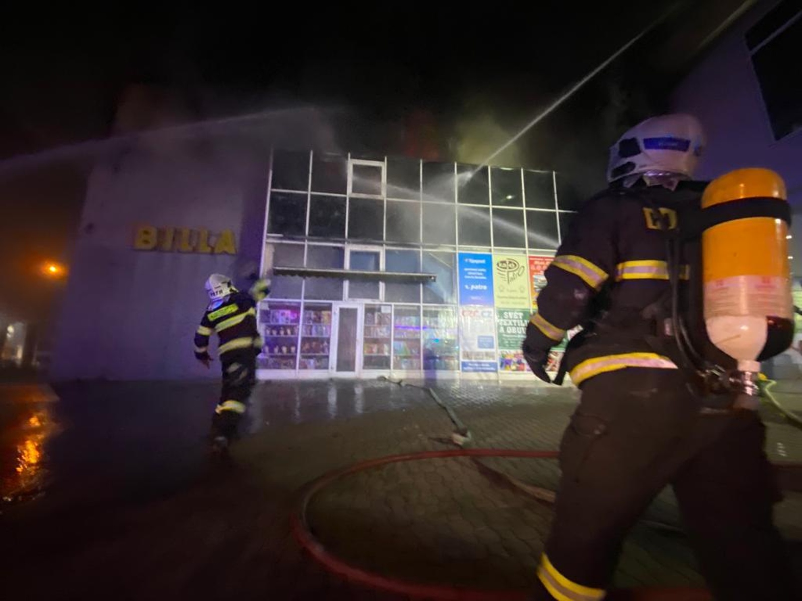 013-Požár obchodního domu v centru Benešova.jpeg