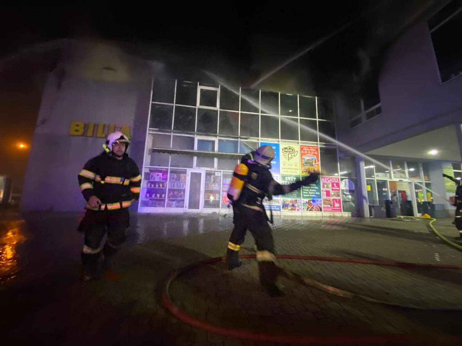 015-Požár obchodního domu v centru Benešova.jpeg