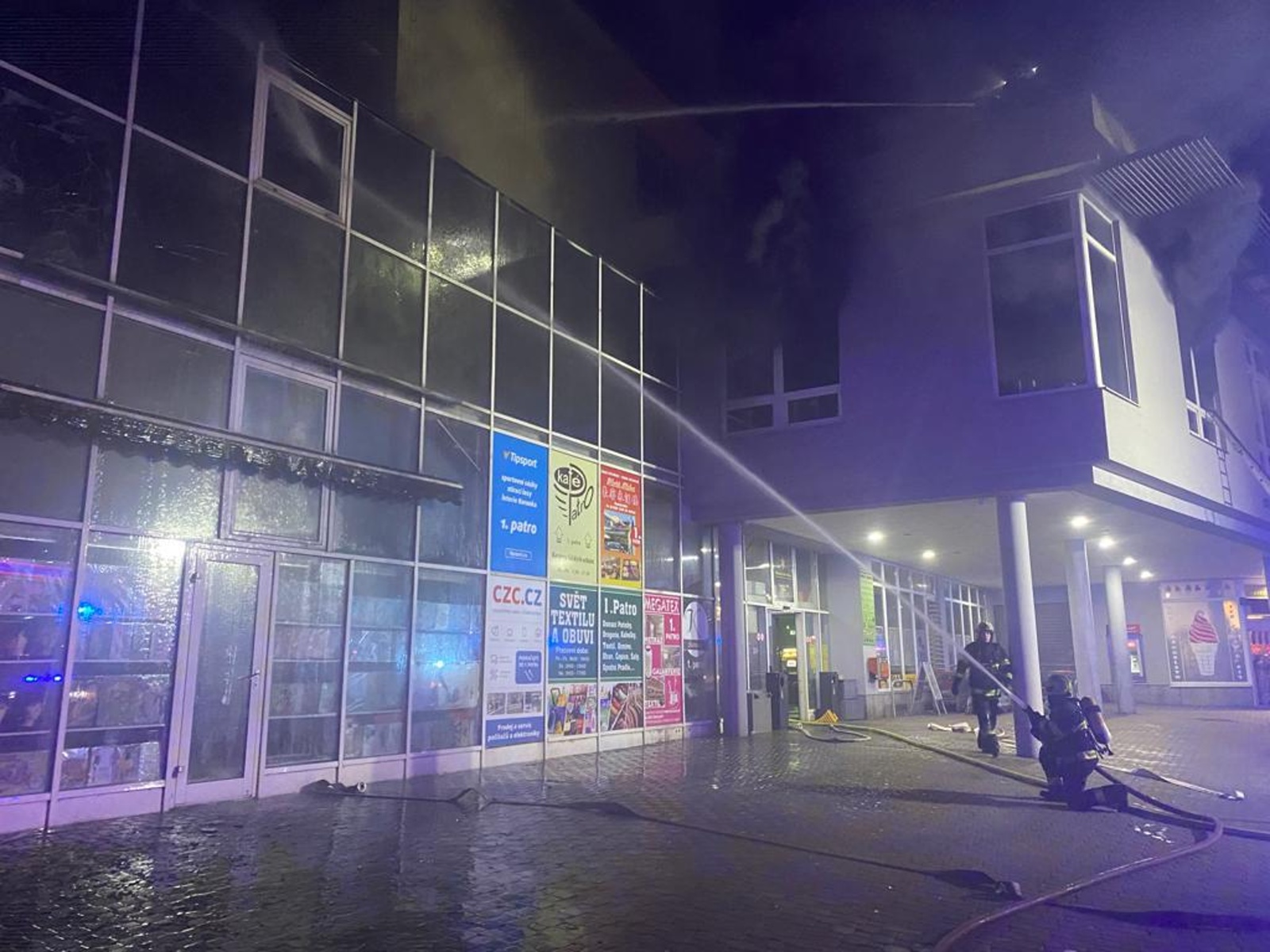 017-Požár obchodního domu v centru Benešova.jpeg