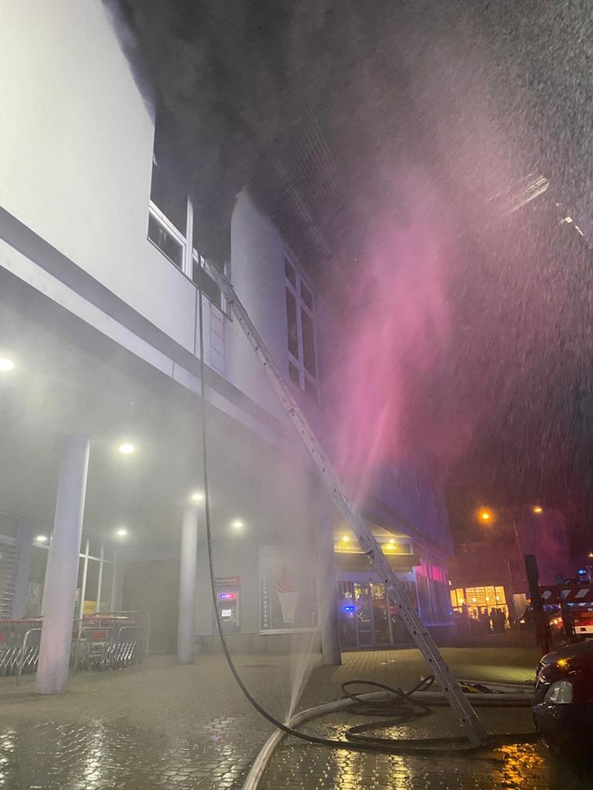 019-Požár obchodního domu v centru Benešova.jpeg