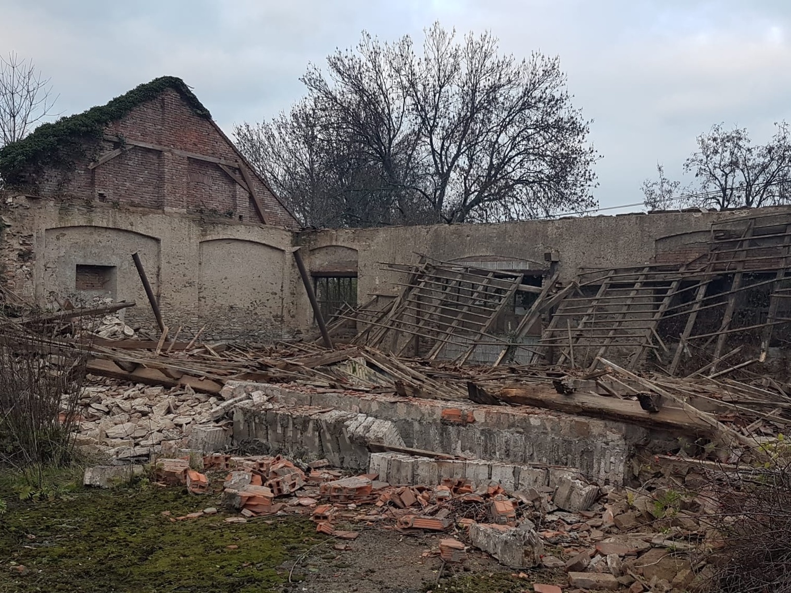 004-Destrukce stodoly v obci Poboří na Kolínsku.jpeg
