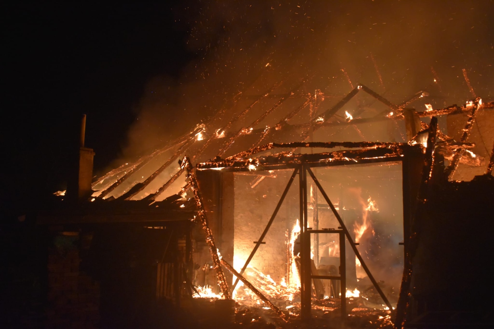 008-Požár stodoly a části domu v obci Božec na Kolínsku.jpeg