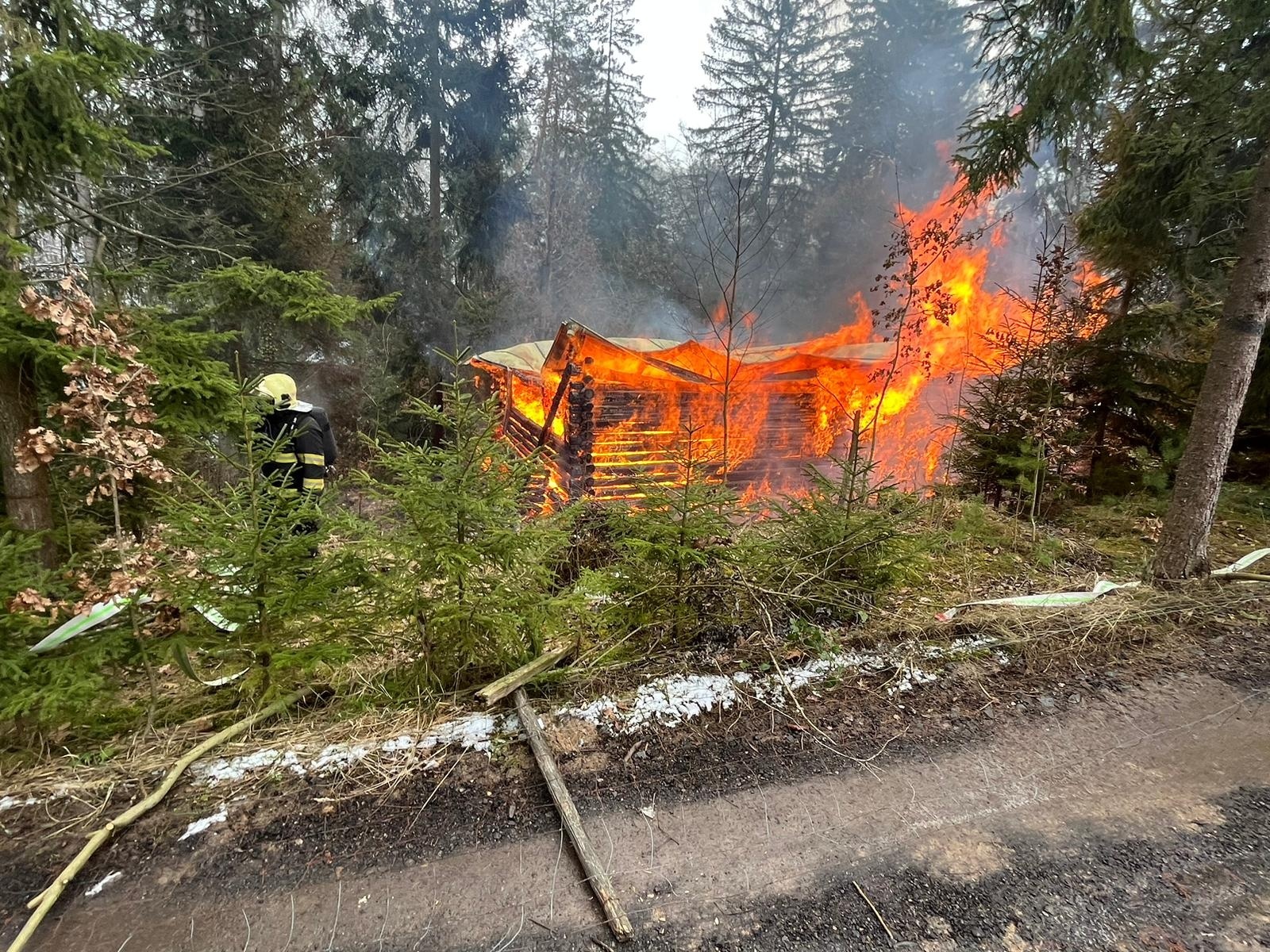 003-Požár roubené chaty v rekreační oblasti u obce Psáry nedaleko Prahy.jpg