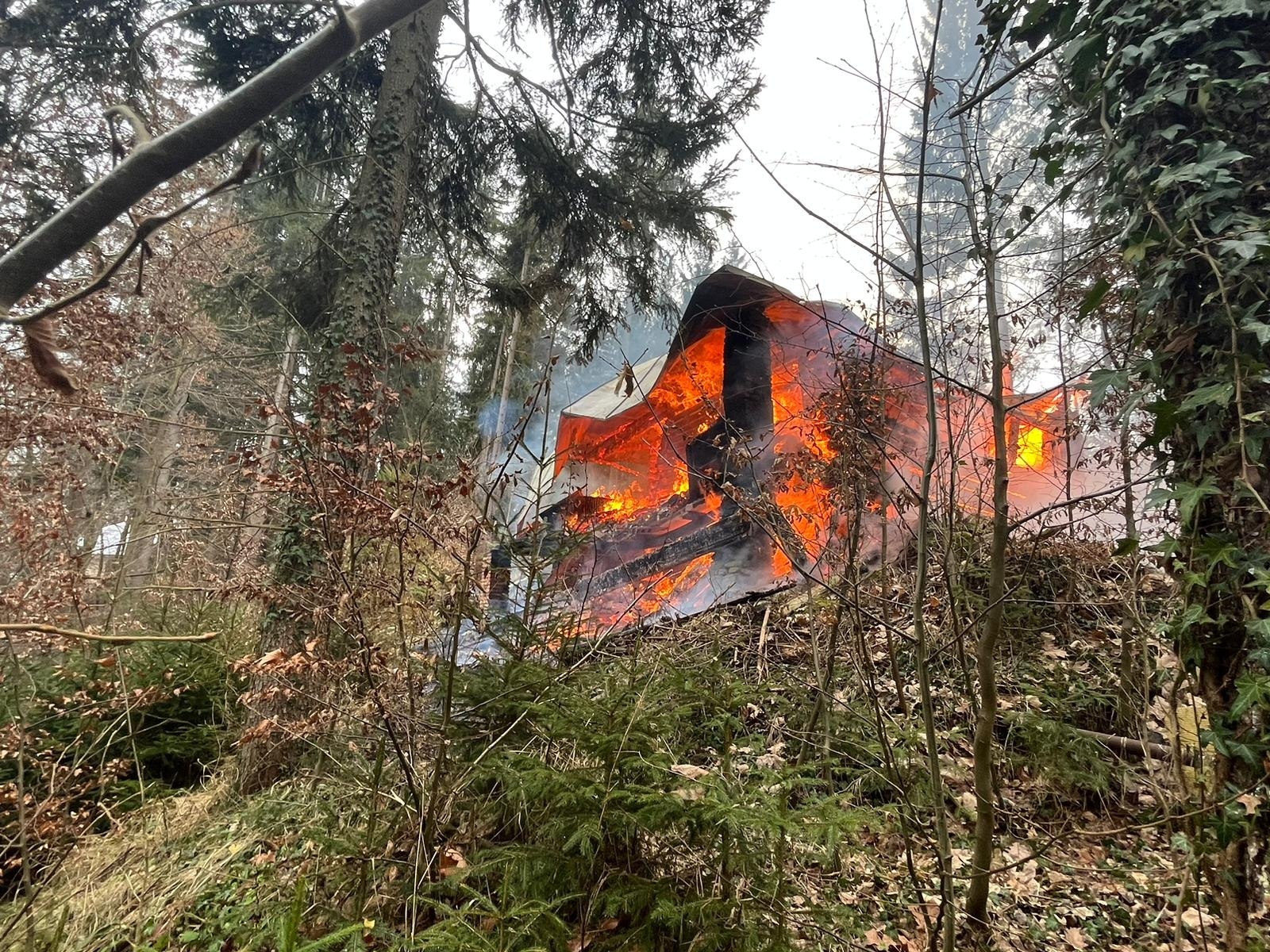 006-Požár roubené chaty v rekreační oblasti u obce Psáry nedaleko Prahy.jpg