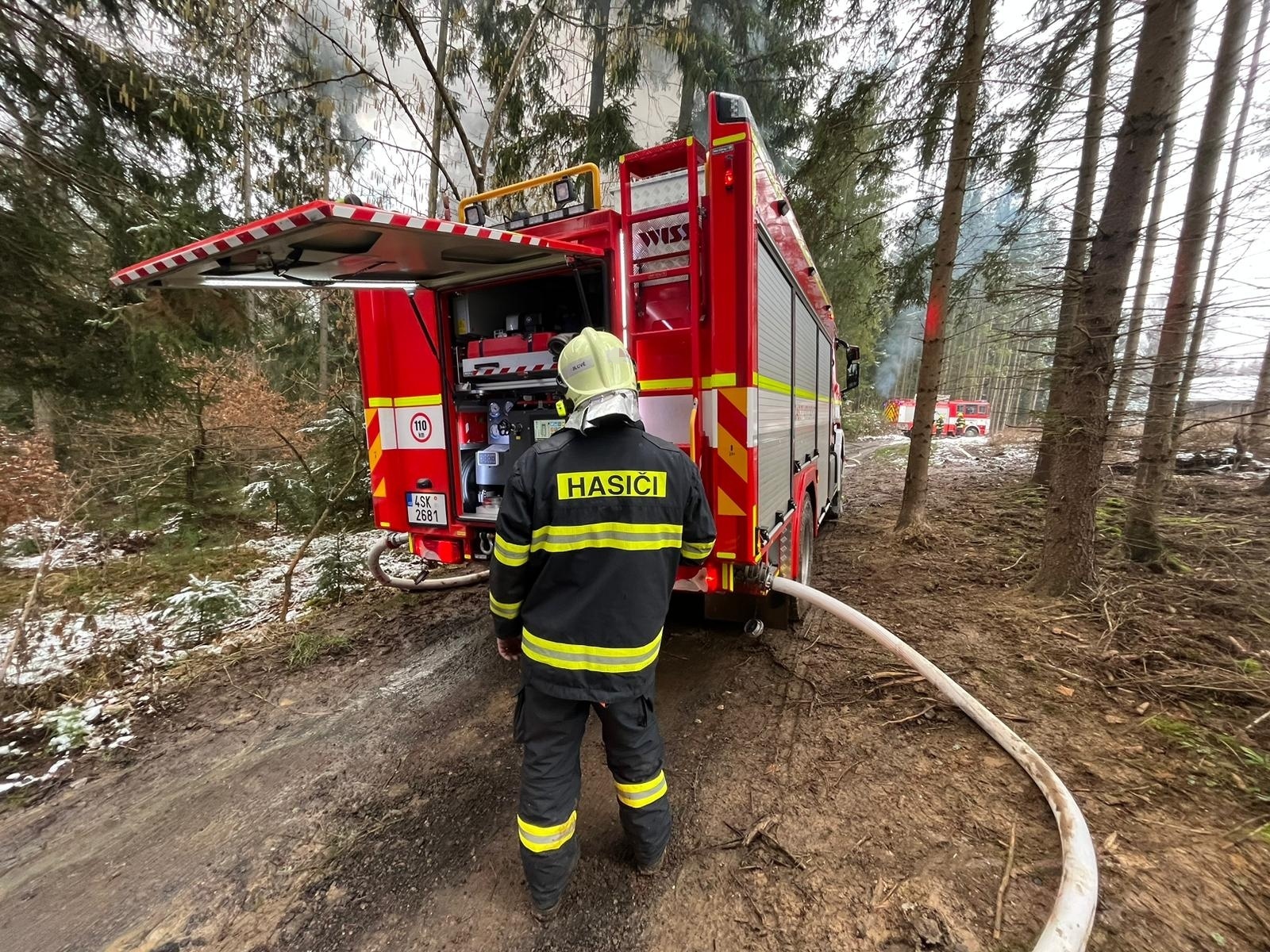 008-Požár roubené chaty v rekreační oblasti u obce Psáry nedaleko Prahy.jpg