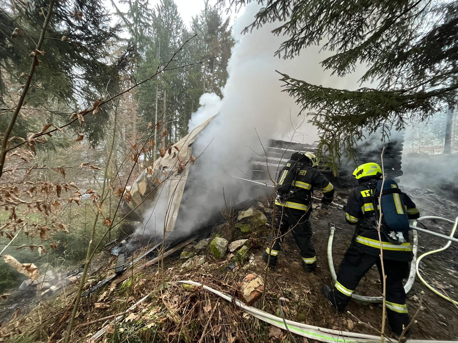 011-Požár roubené chaty v rekreační oblasti u obce Psáry nedaleko Prahy.jpg