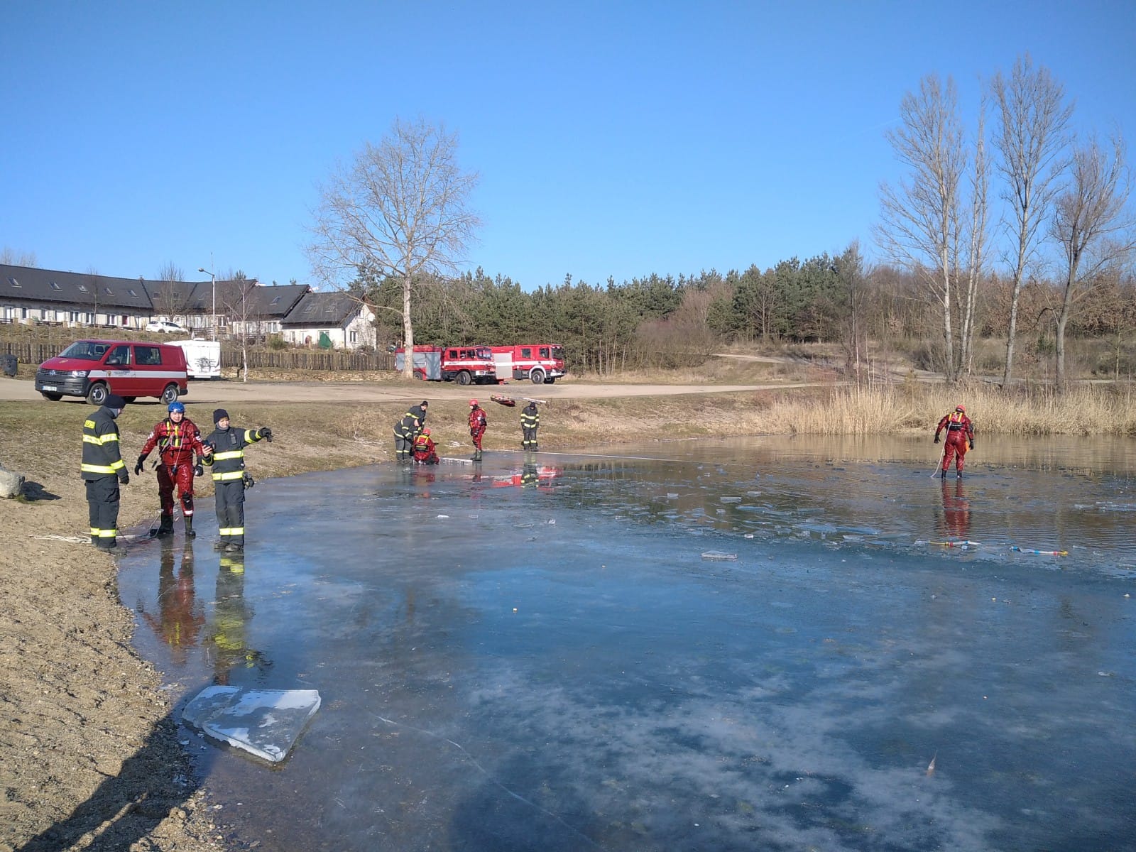 005-Výcvik kralupských a neratovických hasičů na zamrzlém jezeře Vojkovice.jpg