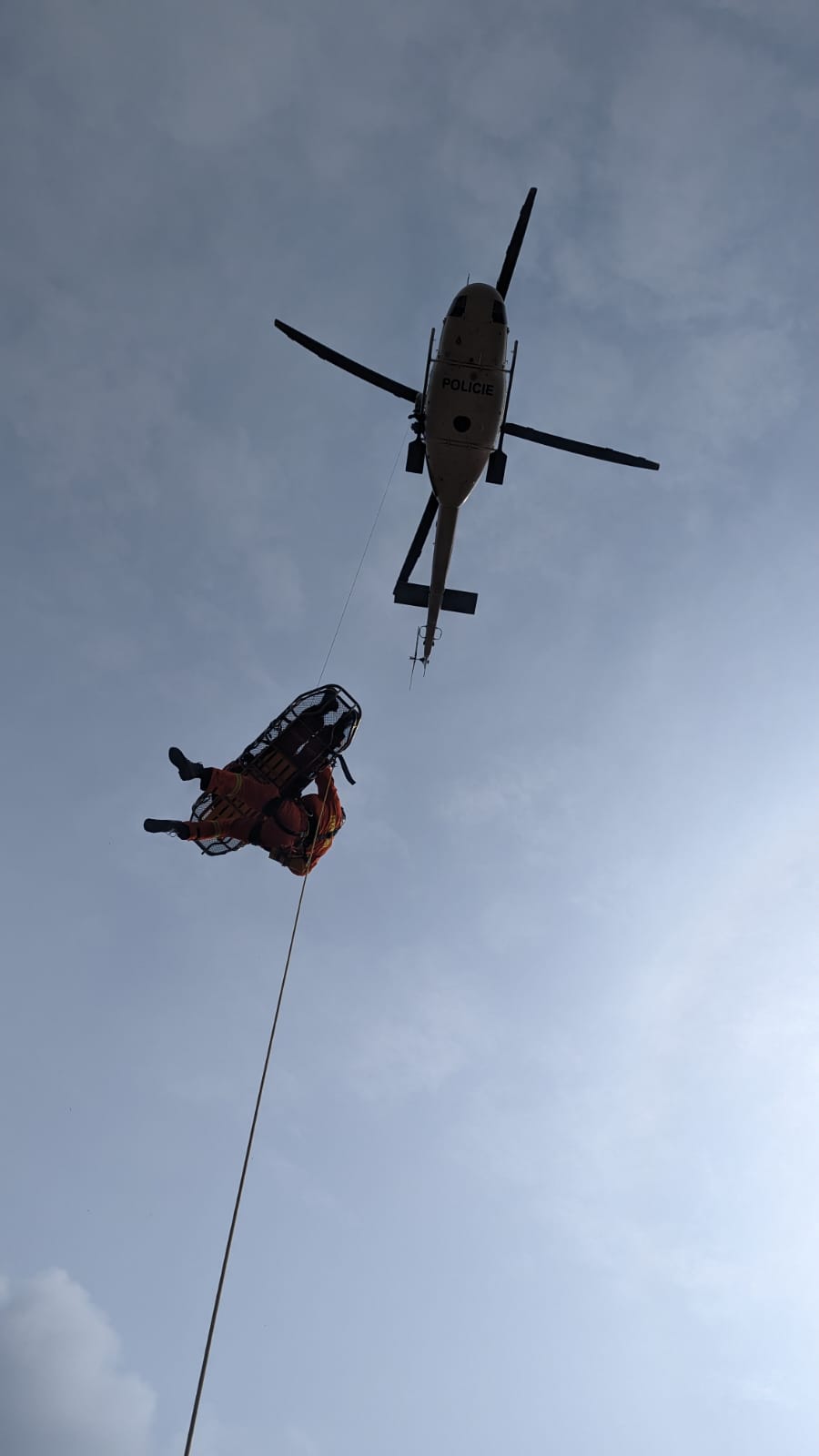 005-Transport osoby do vrtulníku pomocí speciálních nosítek.jpg