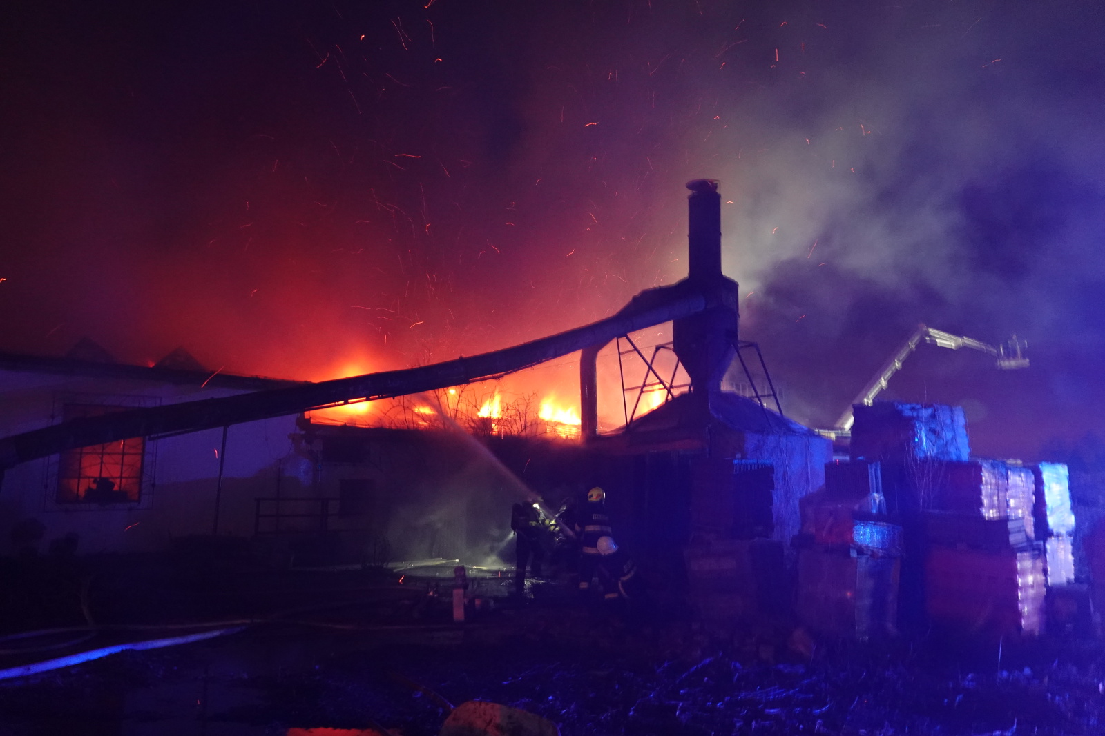 001-Požár ve firmě na zpracování dřeva v Čelákovicích.JPG