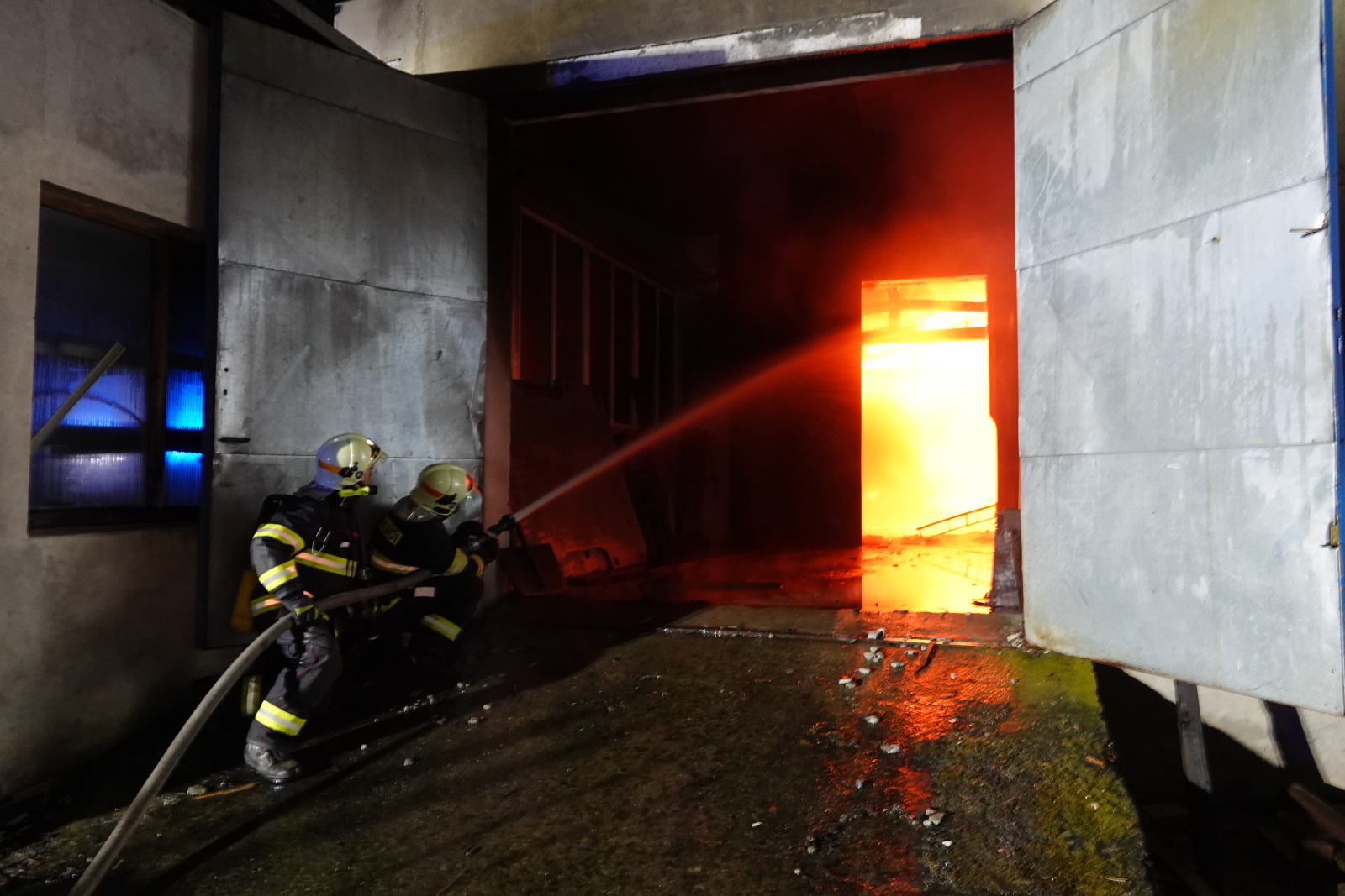 003-Požár ve firmě na zpracování dřeva v Čelákovicích.JPG