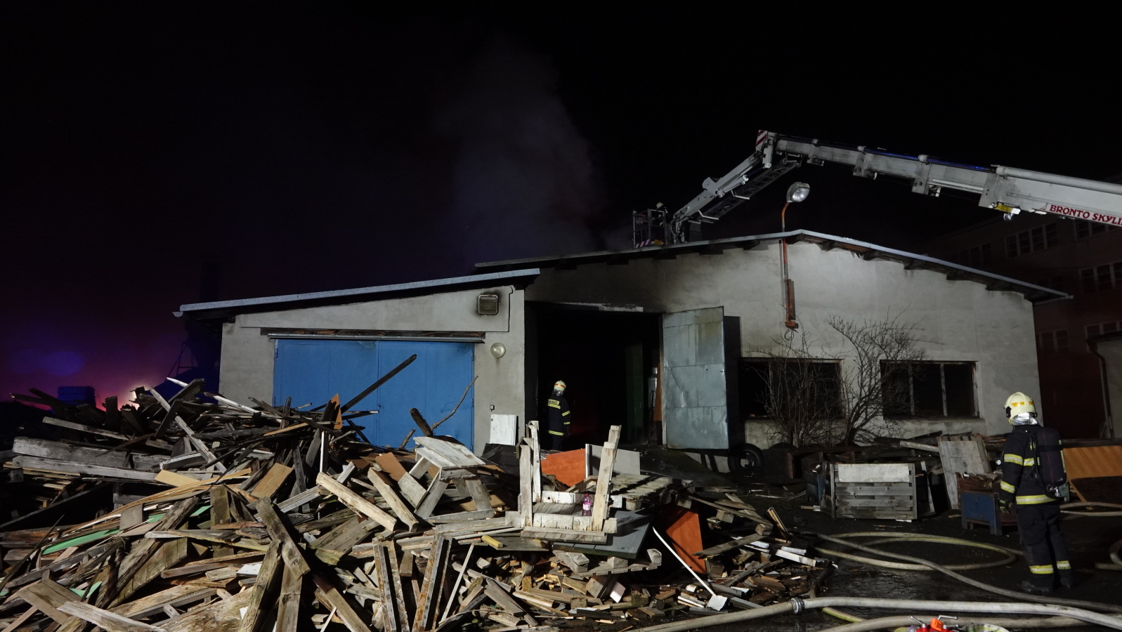 004-Požár ve firmě na zpracování dřeva v Čelákovicích.JPG