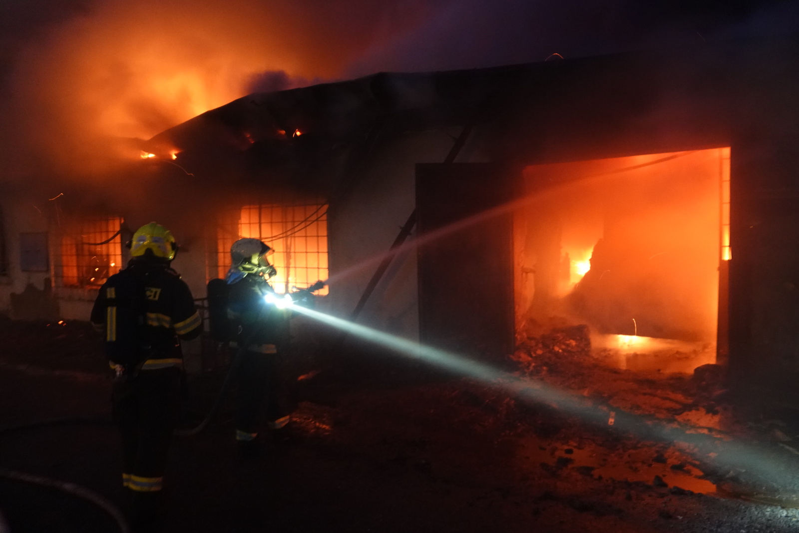 009-Požár ve firmě na zpracování dřeva v Čelákovicích.JPG