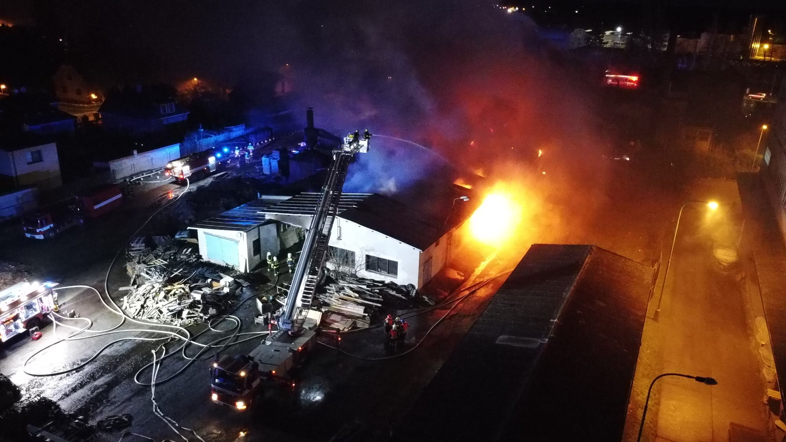 012-Požár ve firmě na zpracování dřeva v Čelákovicích.JPG