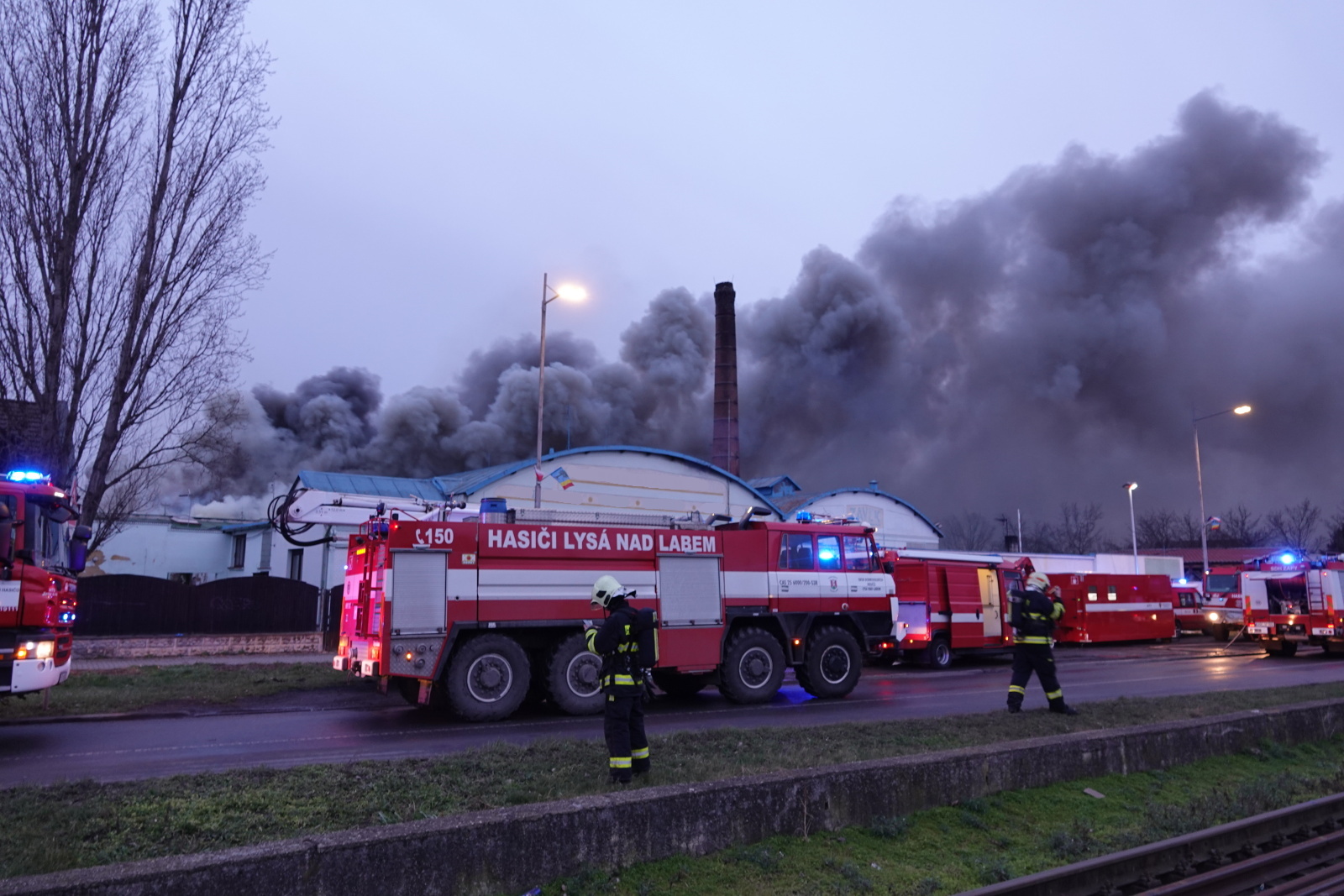 013-Požár ve firmě na zpracování dřeva v Čelákovicích.JPG