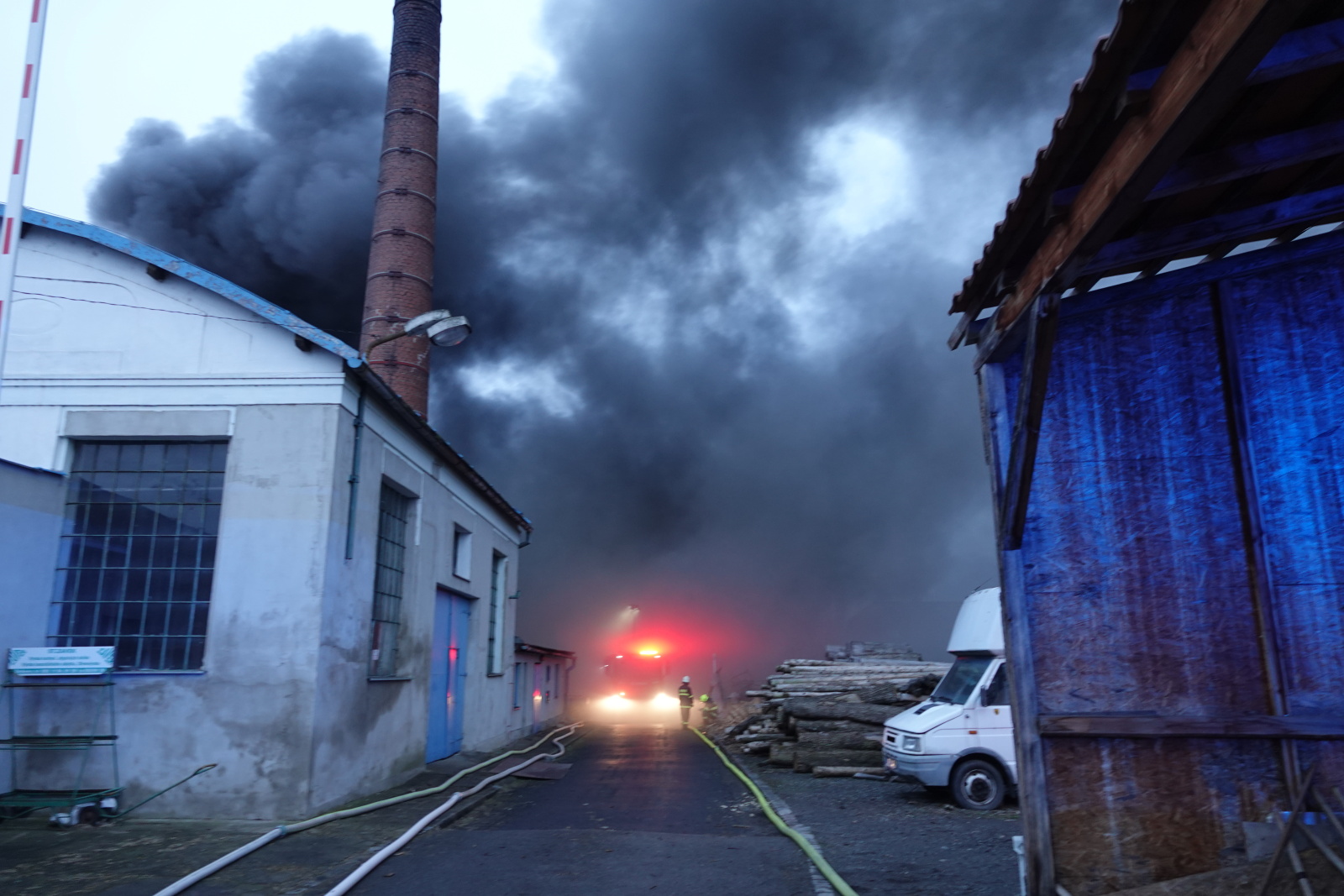 014-Požár ve firmě na zpracování dřeva v Čelákovicích.JPG