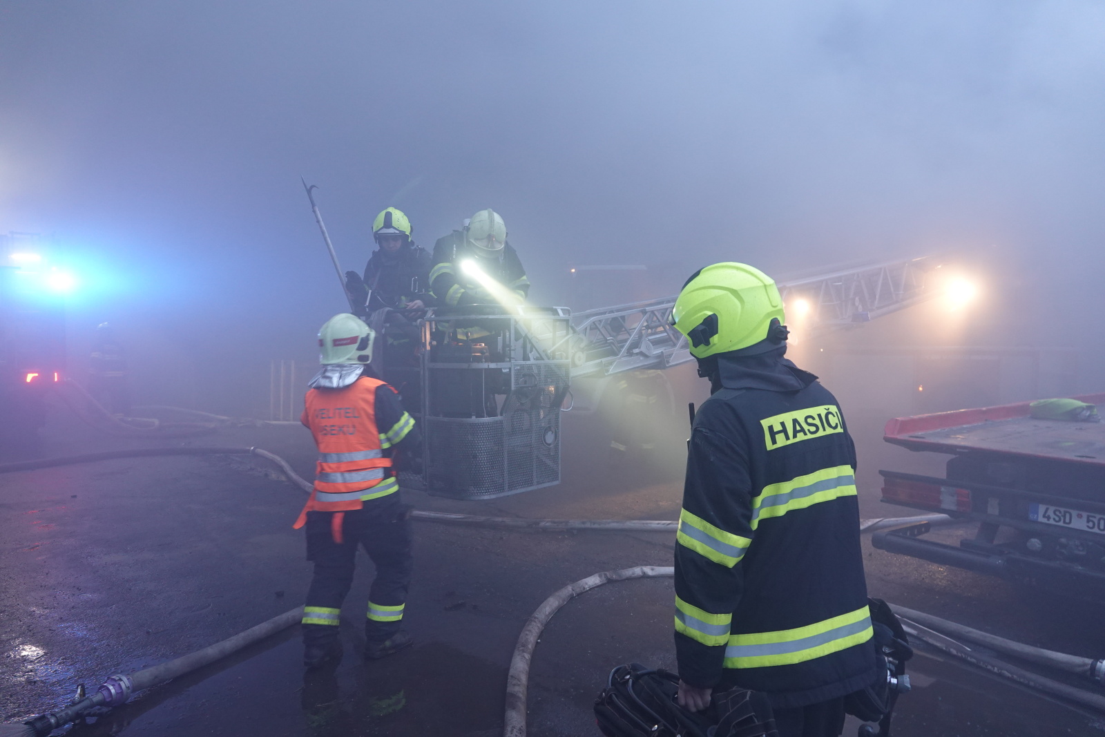 015-Požár ve firmě na zpracování dřeva v Čelákovicích.JPG