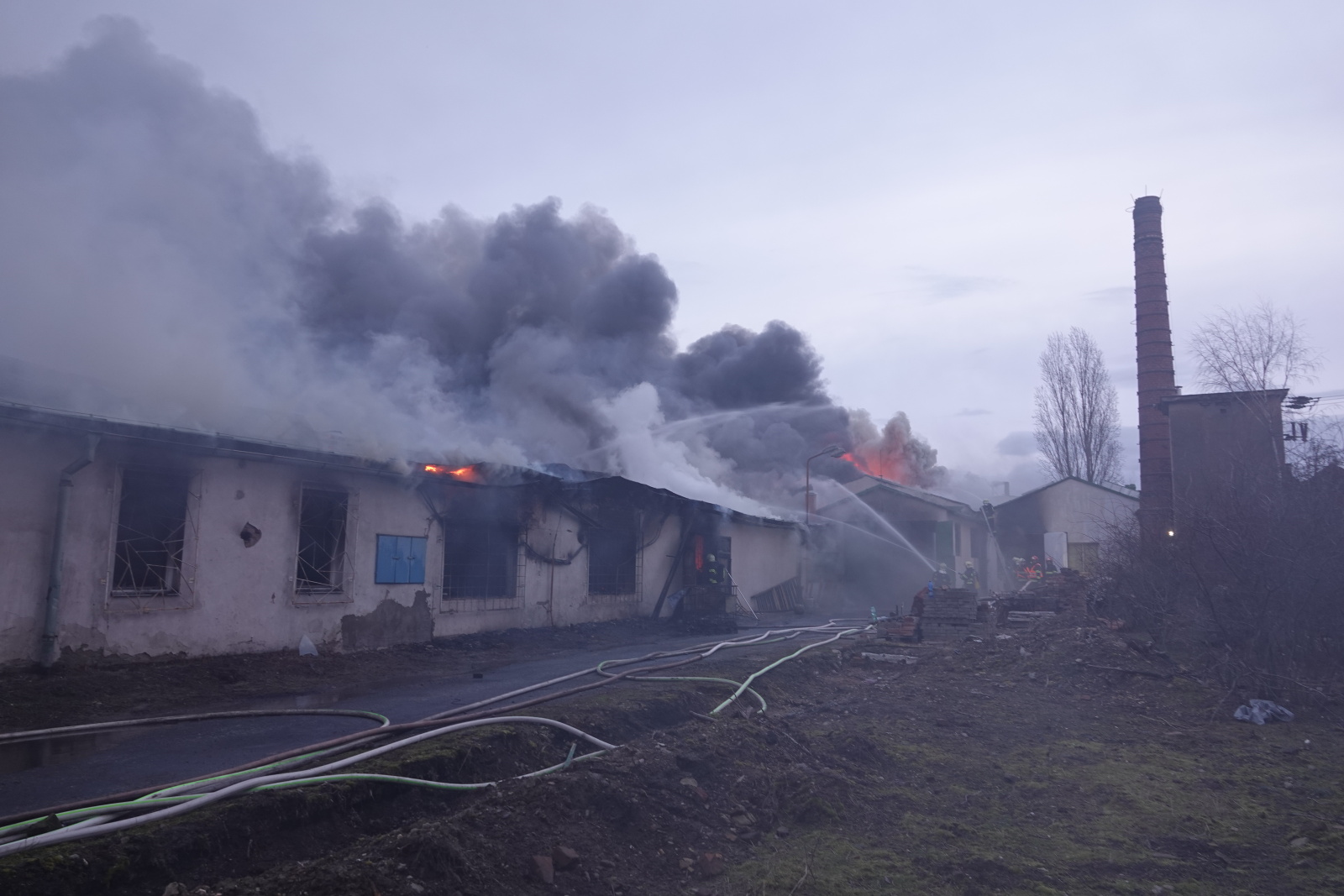 016-Požár ve firmě na zpracování dřeva v Čelákovicích.JPG