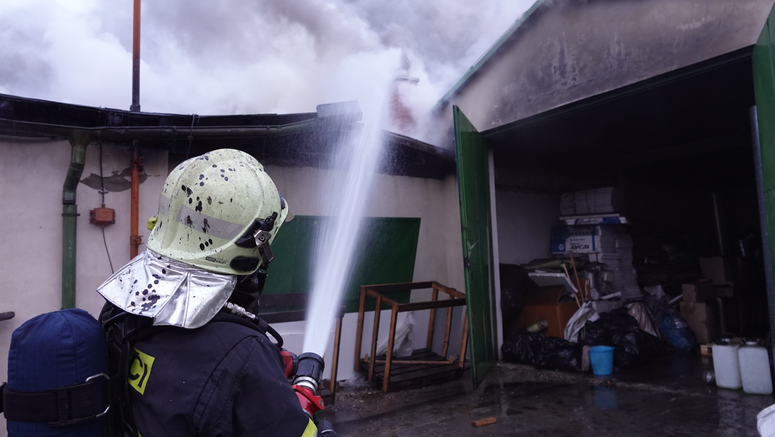 018-Požár ve firmě na zpracování dřeva v Čelákovicích.JPG