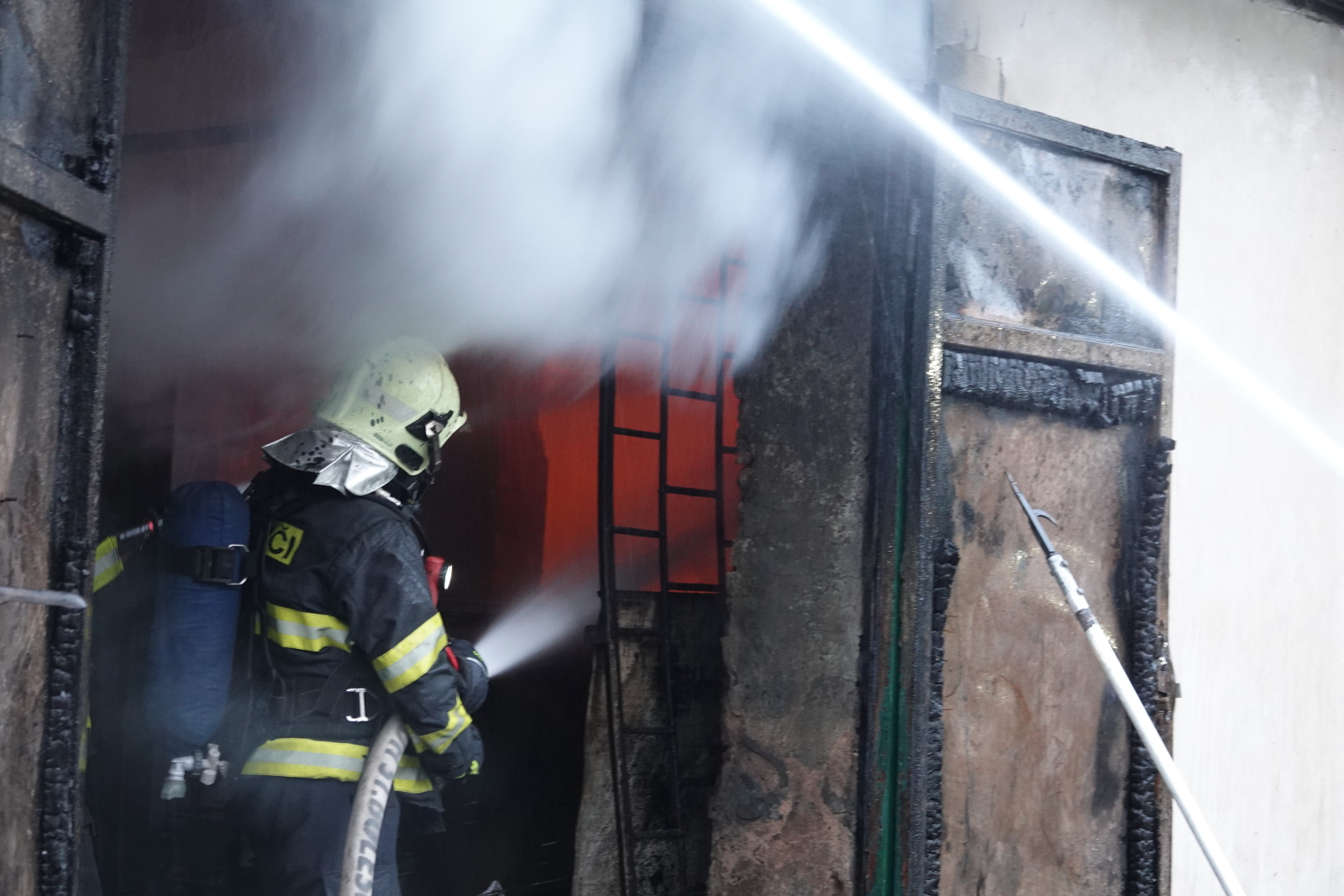 020-Požár ve firmě na zpracování dřeva v Čelákovicích.JPG