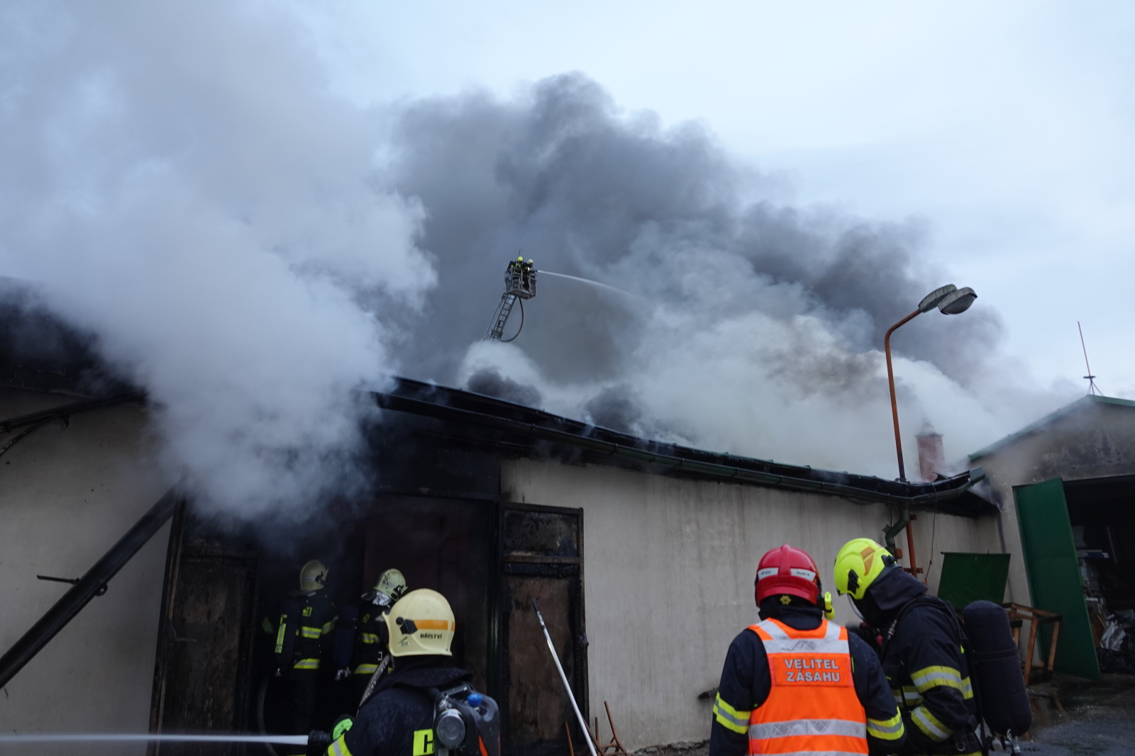 021-Požár ve firmě na zpracování dřeva v Čelákovicích.JPG