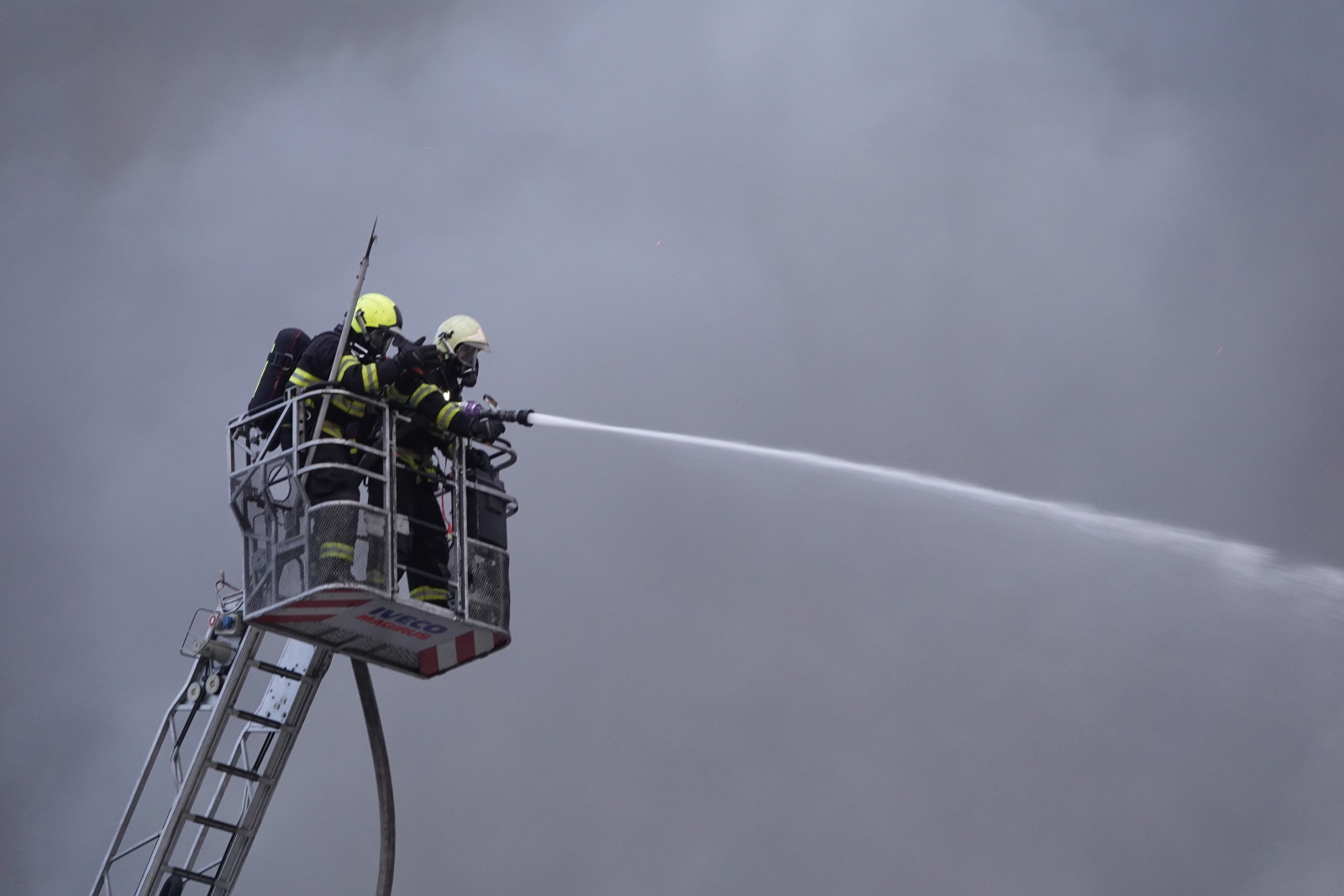 022-Požár ve firmě na zpracování dřeva v Čelákovicích.JPG