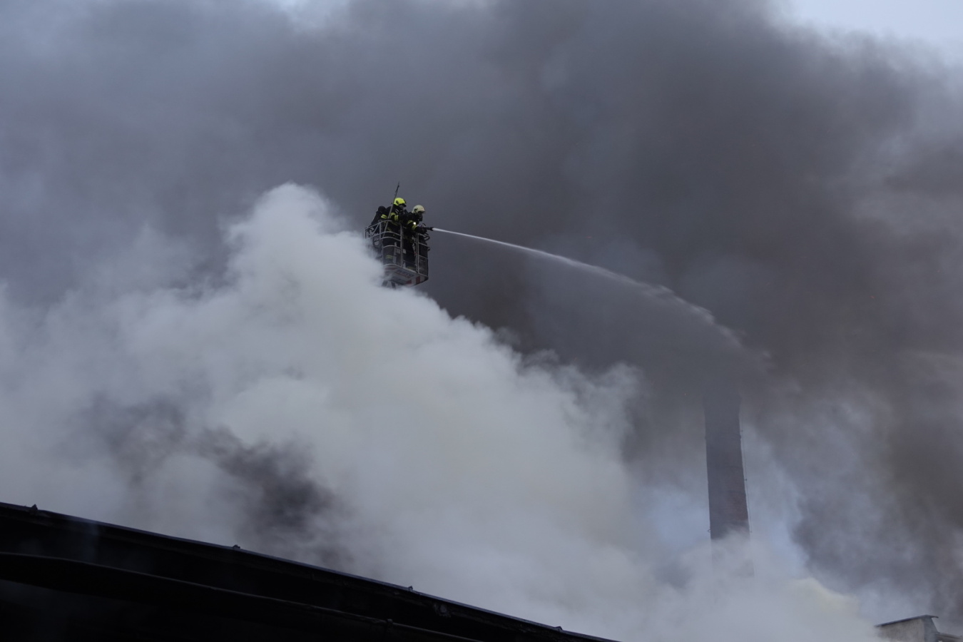 023-Požár ve firmě na zpracování dřeva v Čelákovicích.JPG