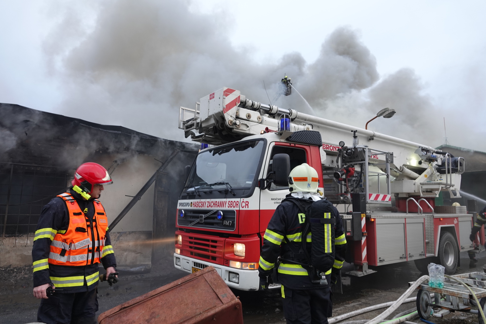 028-Požár ve firmě na zpracování dřeva v Čelákovicích.JPG