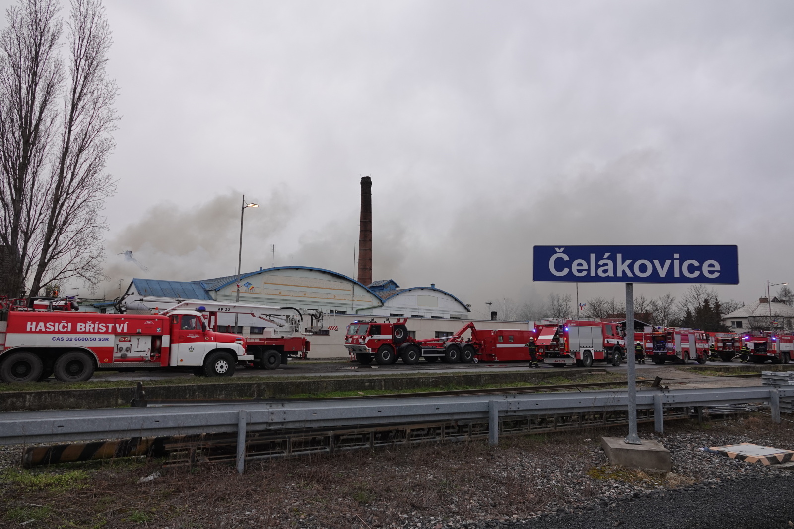 030-Požár ve firmě na zpracování dřeva v Čelákovicích.JPG