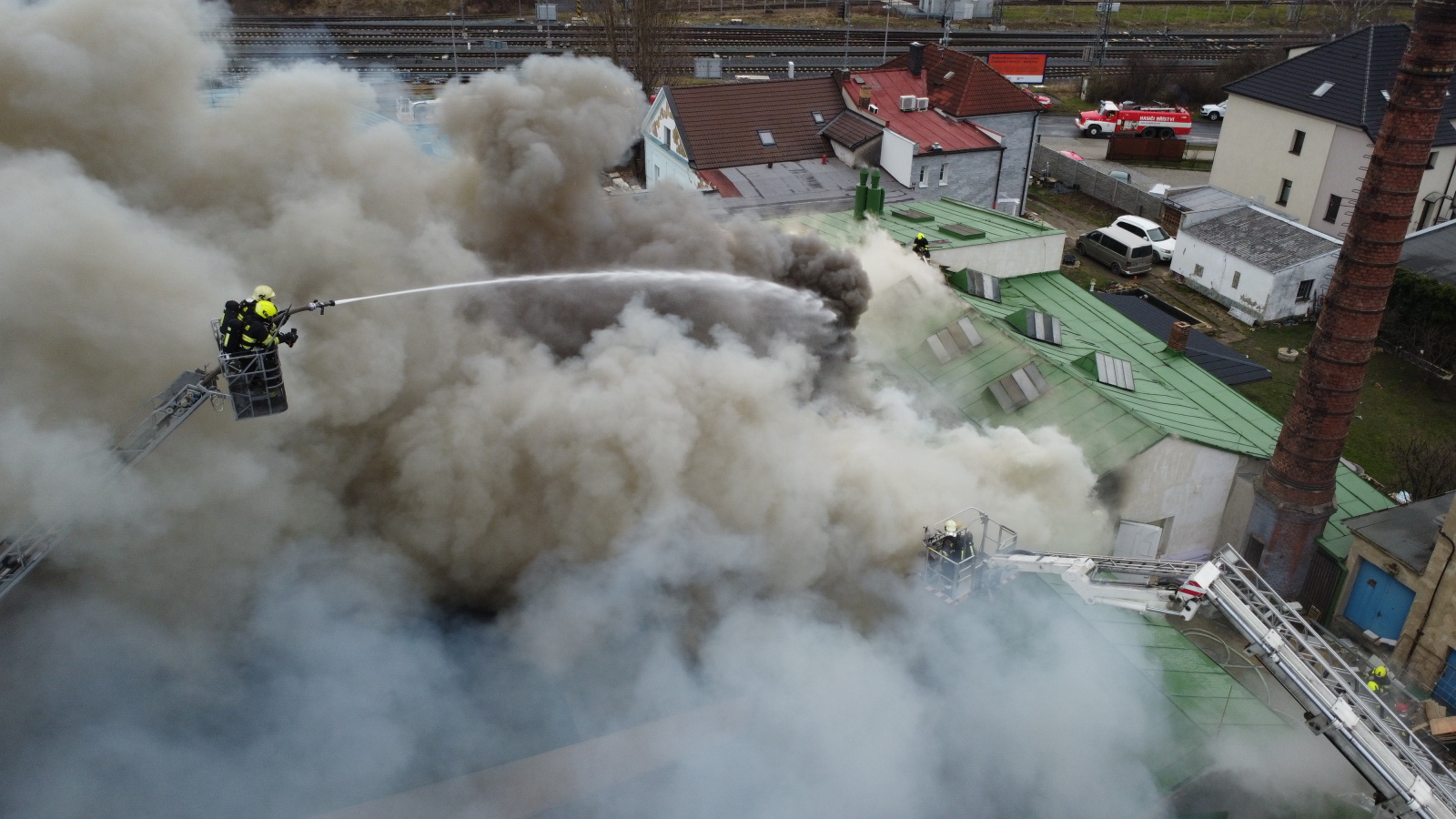 032-Požár ve firmě na zpracování dřeva v Čelákovicích.JPG